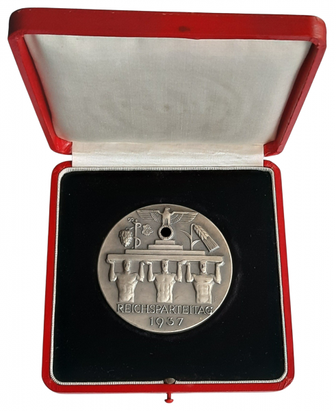 Silberne Siegermedaille der Reichsparteitag-Kampfspiele 1937 mit Etui