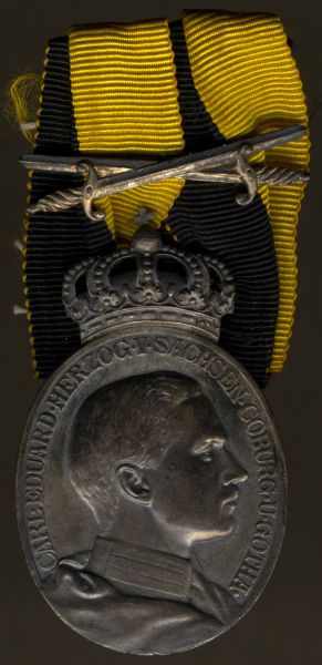 Sachsen-Coburg & Gotha - Ovale silberne Herzog Carl Eduard-Medaille mit Schwertern am Ring