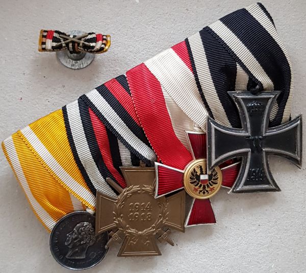 4er Frack-Ordensschnalle + Knopflochdekoration eines Weltkriegsveteranen mit Rettungsmedaille